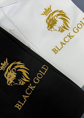 Золотой логотип на черной и белой одежде