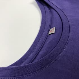 Оформление горловины фиолетовой футболки