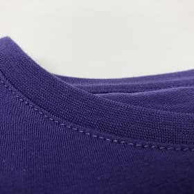 Ровная прострочка горловины фиолетовой футболки