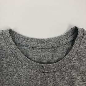 Оформление горловины серой футболки