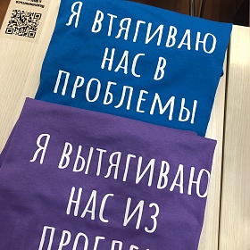 Печать надписи на футболке