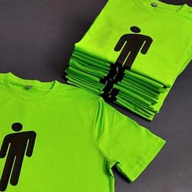 Печать на зеленой футболке