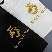 Золотой логотип на черной и белой одежде