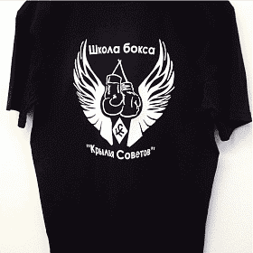 Печать логотипа на черной футболке