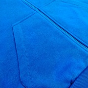 Толстовка синяя на молнии карман крупным планом