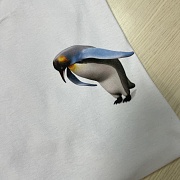 Белая футболка с пингвином