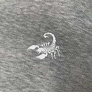 Серая футболка со скорпионом