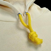 Лимонное худи с желтыми шнурками крупным планом