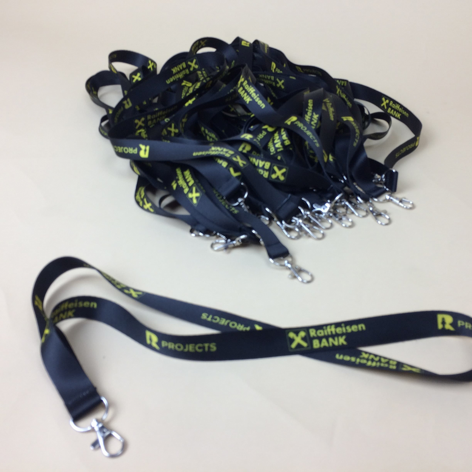 Шнурки для бейджей