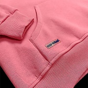 Розовый худи карман крупным планом